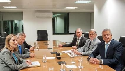 La Ministra de Fomento visita Brasil