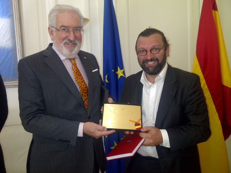 Estanislao de Grandes Pascual, Embajador de España en Argentina, entregando la placa y el libro a José Manuel Ortega Fournier.