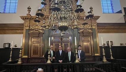 The Ambassador visits the London synagogue of Bevis Marks