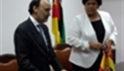Jesús Manuel Gracia Aldaz con la Viceministra de Negocios Extranjeros y de Cooperación de Mozambique