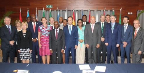 Firmantes del Memorando de Entendimiento. El Embajador de España, D. Álvaro Alabart, quinto por la izquierda.