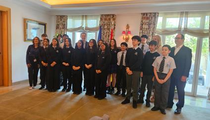 Estudiantes recibidos por el embajador