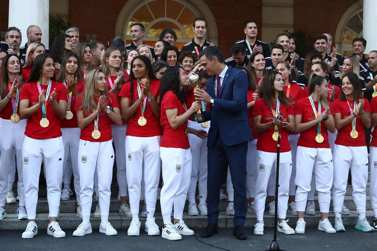 220823-sanchez-recibe-campeonas-mundo-futbol3.jpg