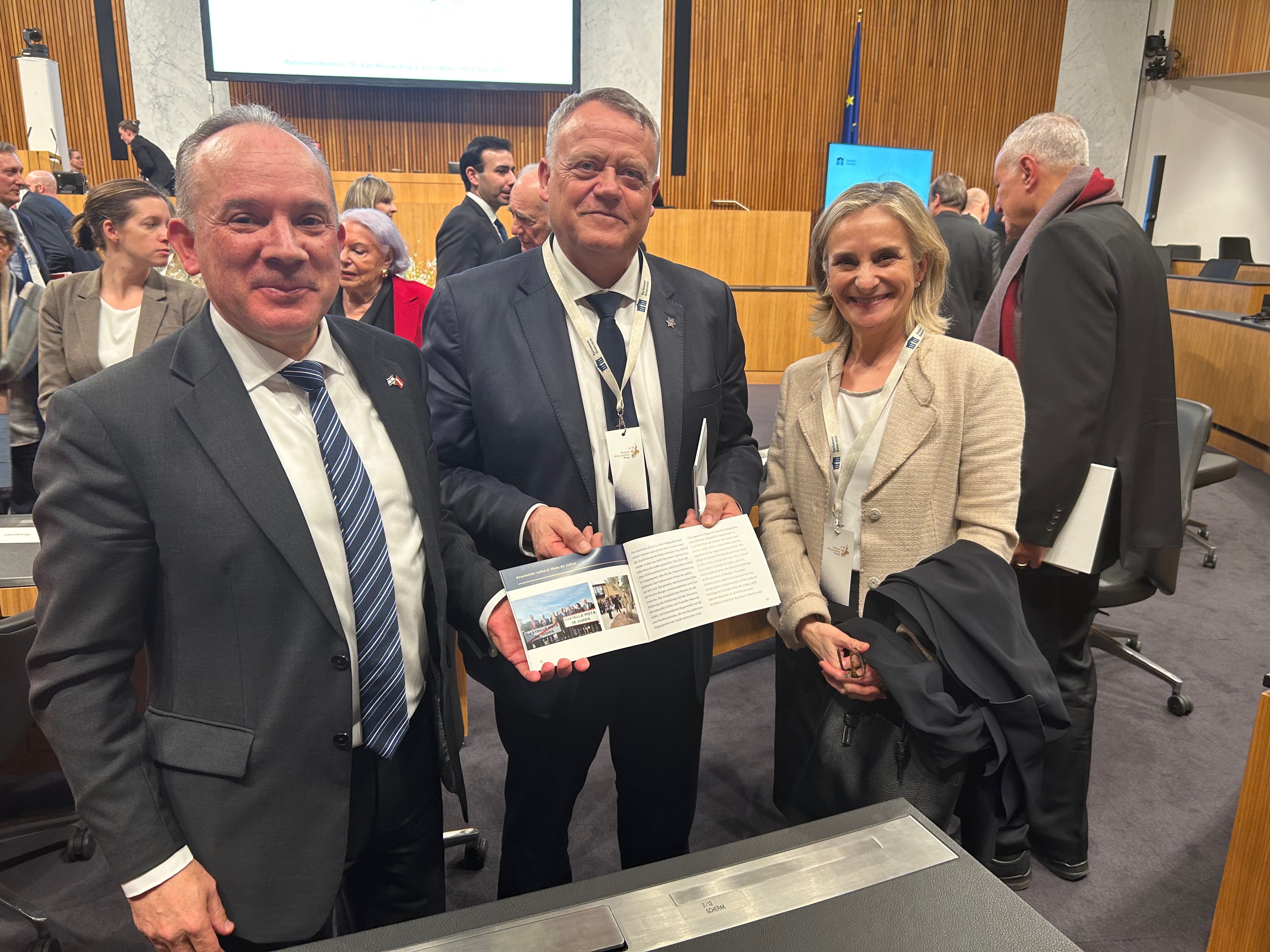 Foto en la ceremonia de entrega.jpg