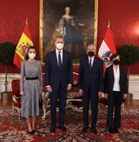 Sus Majestades los Reyes y el Presidente Federal de la República de Austria y la Primera Dama en la Sala María Teresa