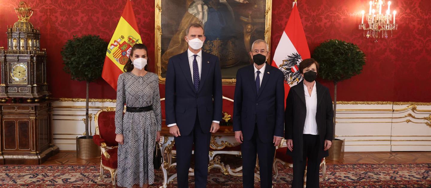 Sus Majestades los Reyes y el Presidente Federal de la República de Austria y la Primera Dama en la Sala María Teresa