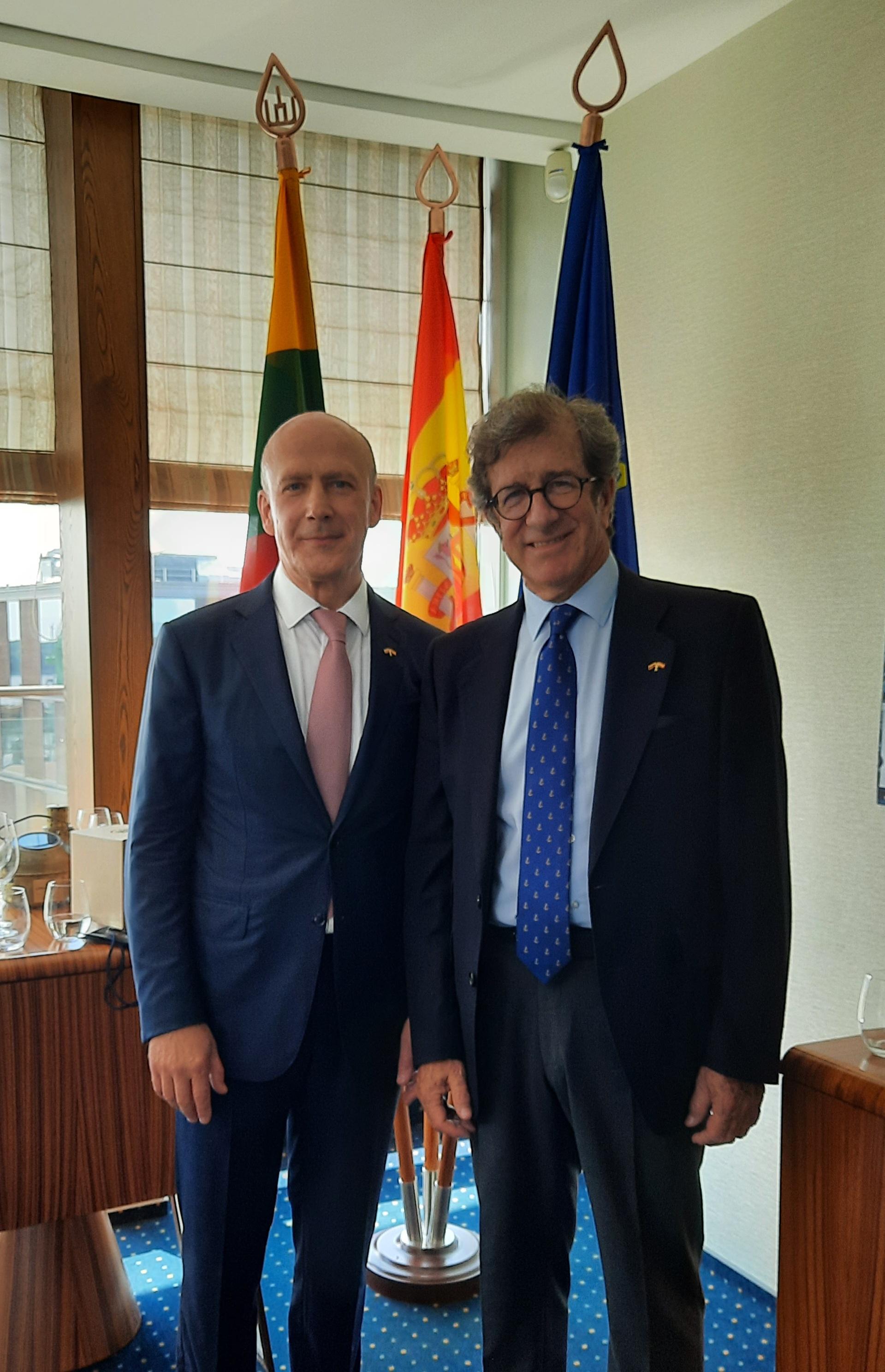 EMBAJADOR Y CONSUL HONORARIO.jpg