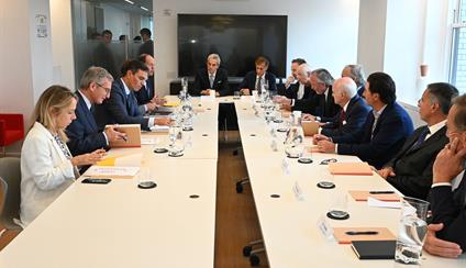 President Sánchez meets with a group of investors in New York