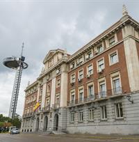 Fachada de la AECID, con el Faro de Moncloa al fondo