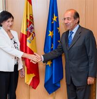 El secretario de Estado de Asuntos Exteriores, Gonzalo de Benito, saluda a la vicepresidenta de la Asamblea Nacional de Vietnam,