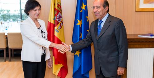 El secretario de Estado de Asuntos Exteriores, Gonzalo de Benito, saluda a la vicepresidenta de la Asamblea Nacional de Vietnam,