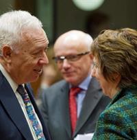 23/01/2012. El ministro conversa con la Alta Representante de la UE, Catherine Ashton, al inicio del Consejo. Foto EFE