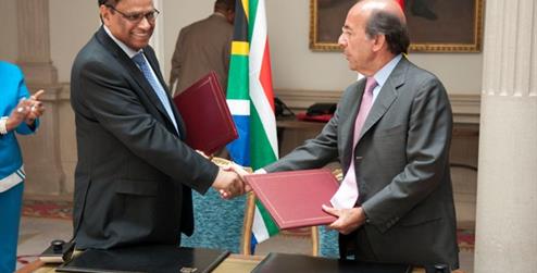 El SEAEX, Gonzalo de Benito, y el Viceministro sudafricano de Relaciones Internacionales y Cooperación, Ebrahim Ebrahim. Foto Maec 