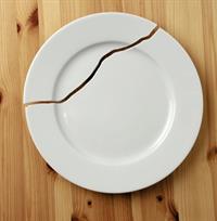 plato roto sobre mesa madera