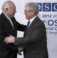 El ministro García-Margallo, saluda al viceprimer ministro irlandés y titular de Exteriores, Eamon Gilmore, en el Consejo Ministerial OSCE. Foto EFE