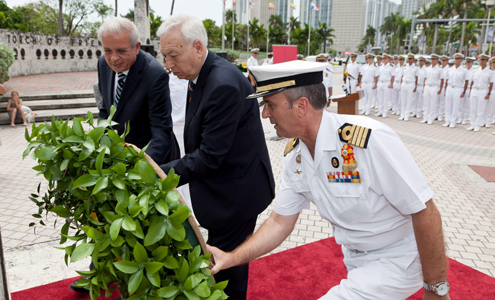 José Manuel García-Margallo, junto al alcalde de Miami, Tomás Regalado, y el comandante del buque escuela de la Armada “Juan Seb