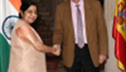 Josep Borrell recibe a la ministra de Asuntos Exteriores de la India