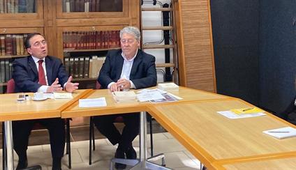 Albares visita el Colegio de España en París